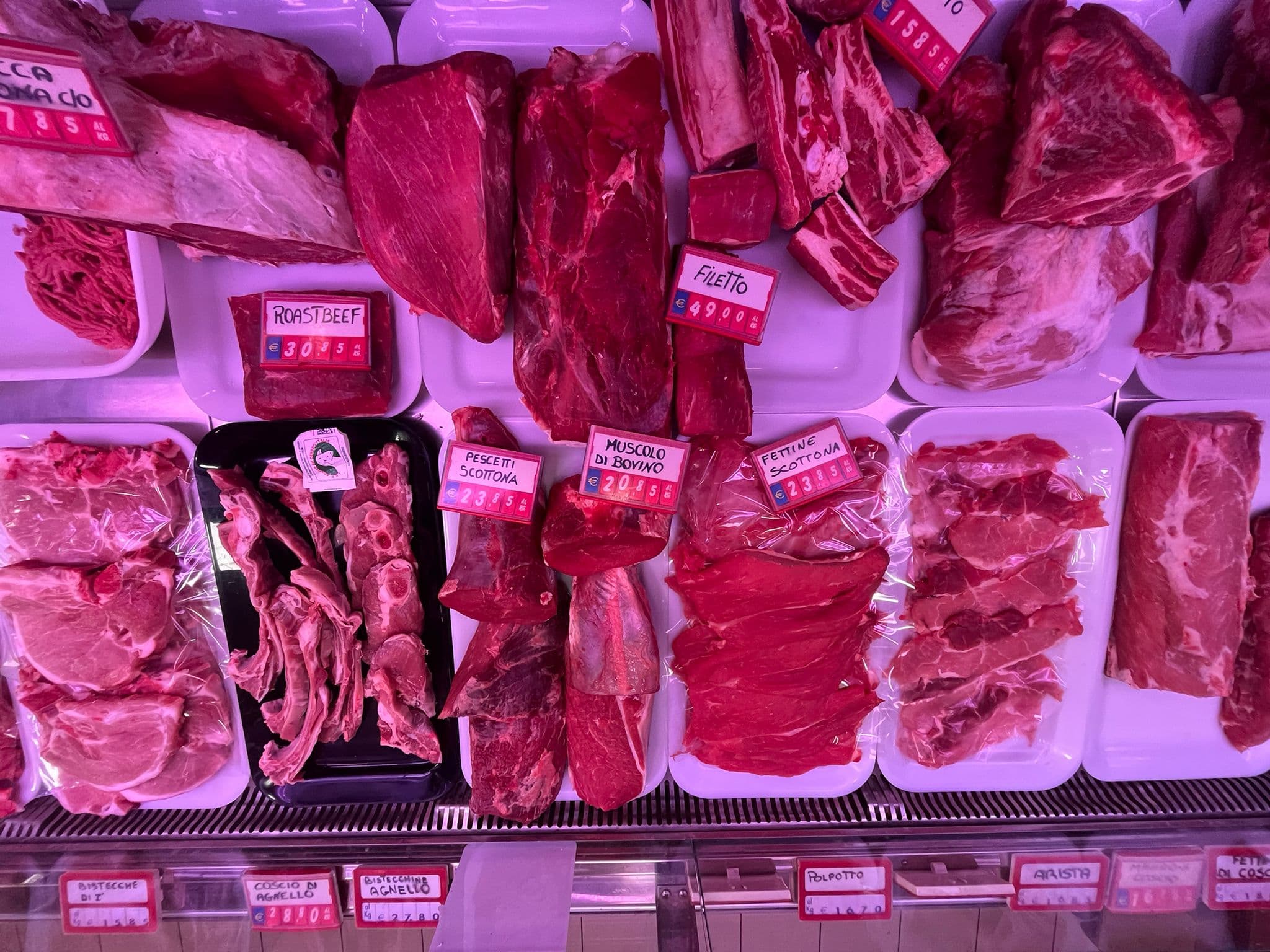Il banco delle carni al Mercato del Piano, con i cartellini scritti a mano