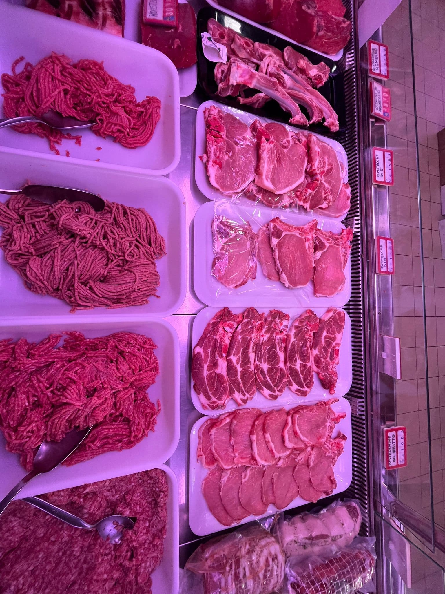 Il banco delle carni fresche, da cui si sceglie il taglio ogni mattina