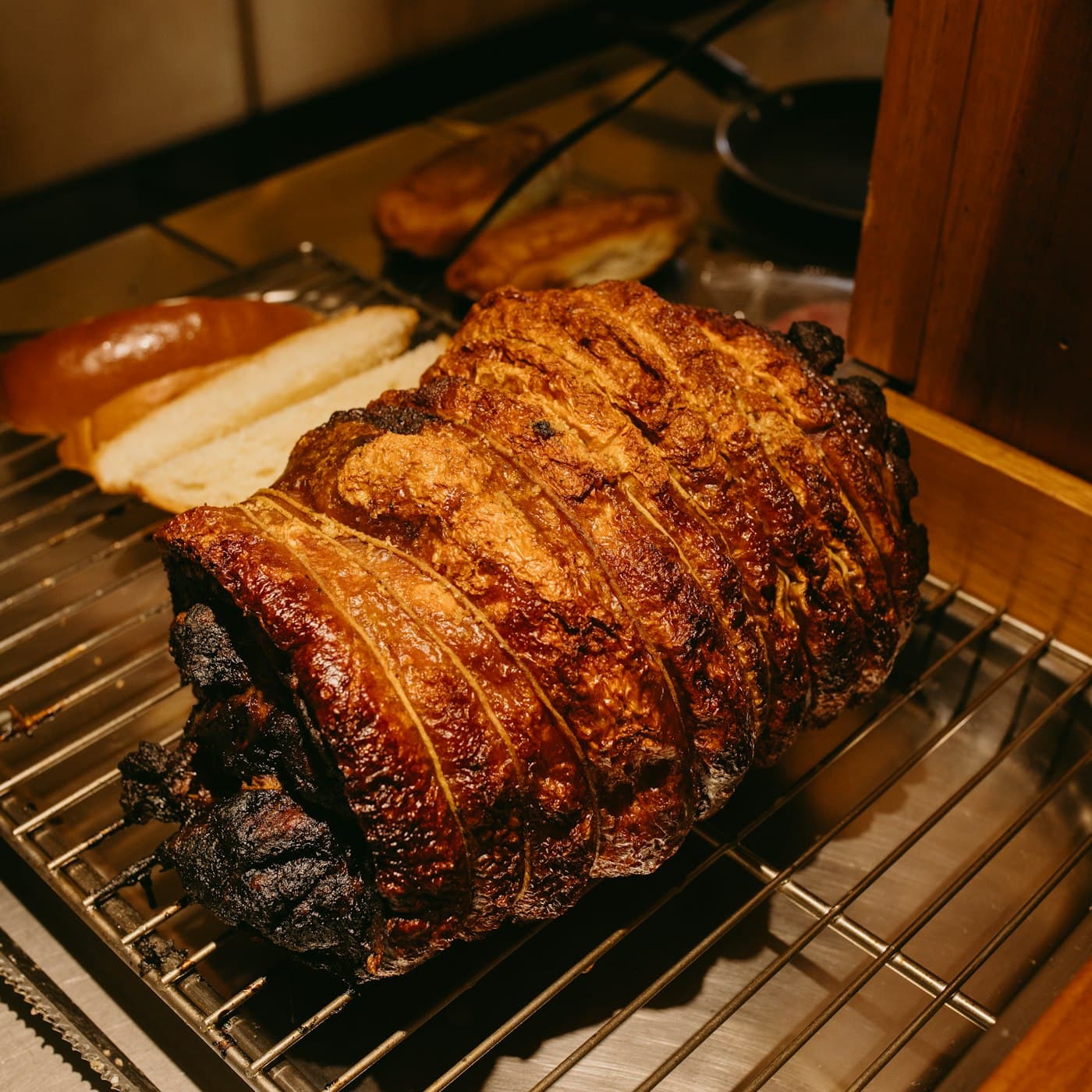 La porchetta appena sfornata, con la crosta croccante
