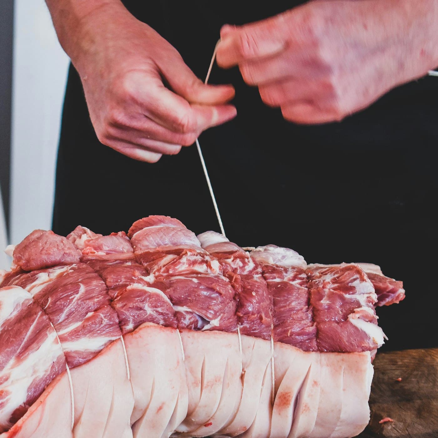 L'arrosto legato a mano con lo spago, prima del forno