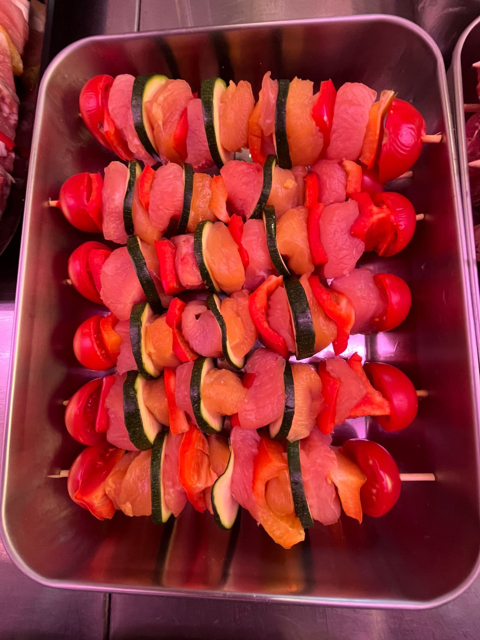 Spiedini di carne, zucchine e peperoni preparati a mano al banco