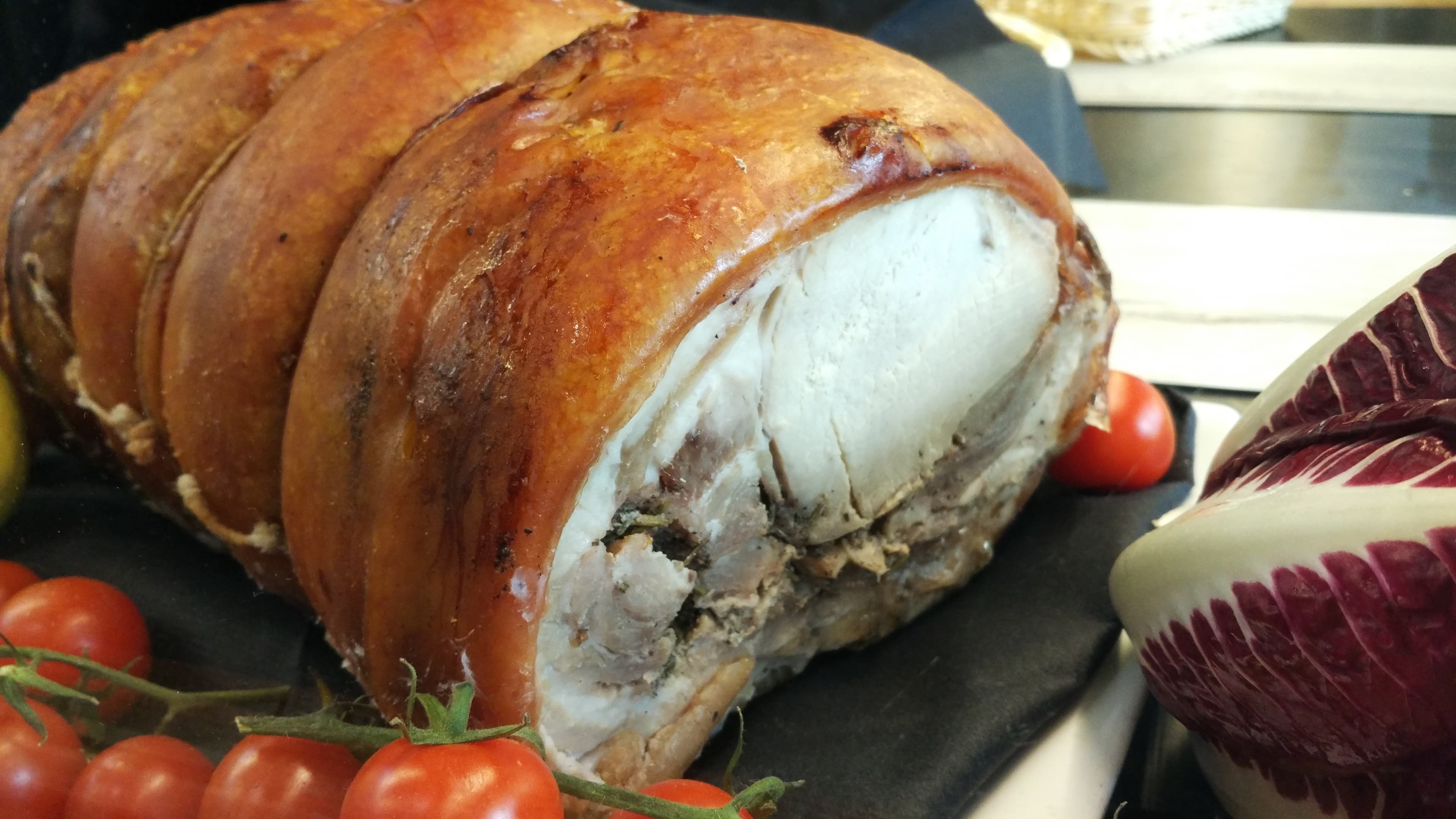 Porchetta intera arrosto, appena sfornata