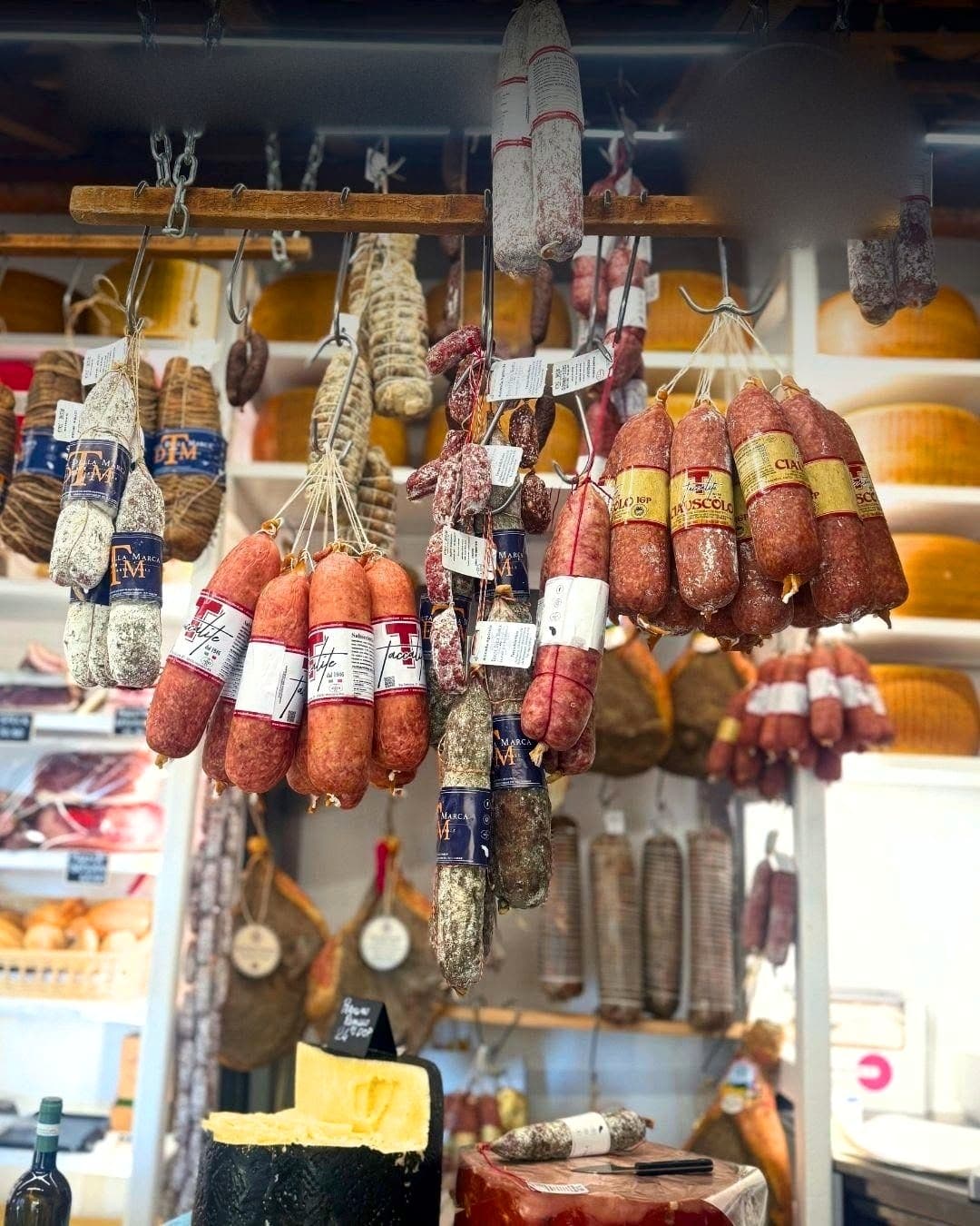 Ciauscolo e salumi di produzione propria appesi in bottega